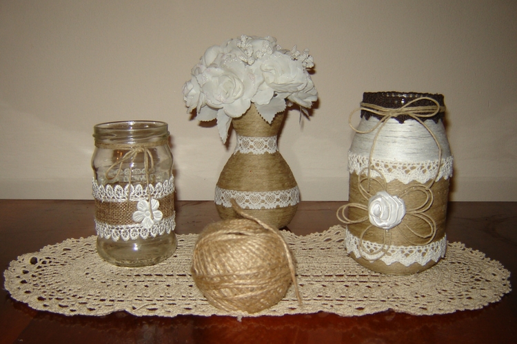 Rustykalny słoiczek ozdobiony koronką i aplikacjami
