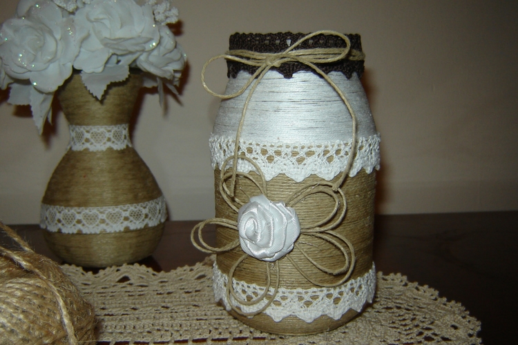 Rustykalny słoiczek ozdobiony tasiemką i satynową różyczką