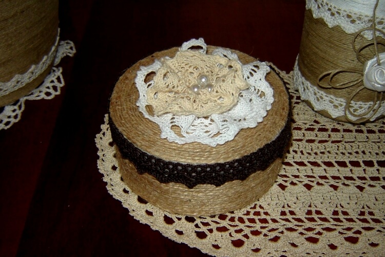 Okrągłe pudełeczko w stylu rustykalnym