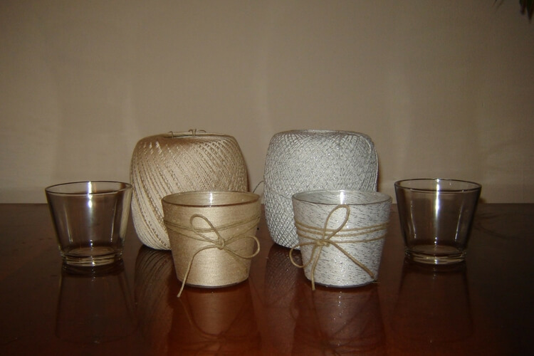 Rustykalny lampion ozdobiony nitką z połyskiem