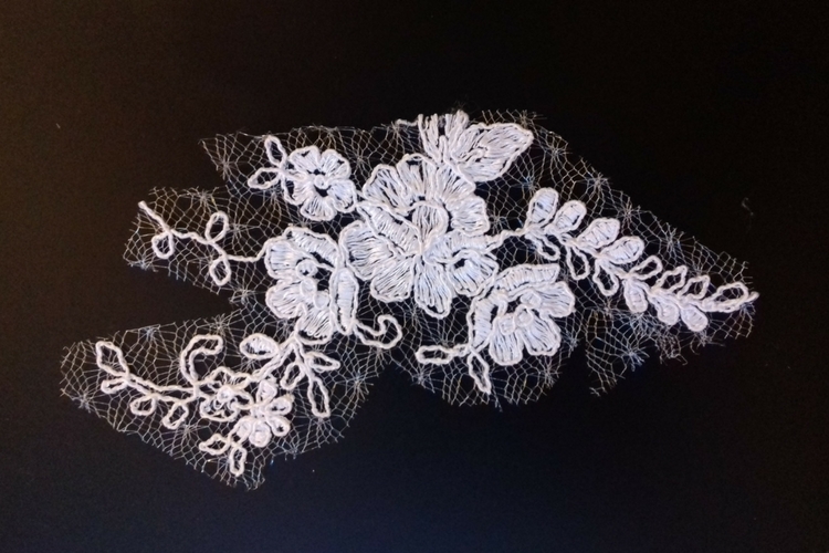 Koronkowy motyw na ozdobienie poduszeczki