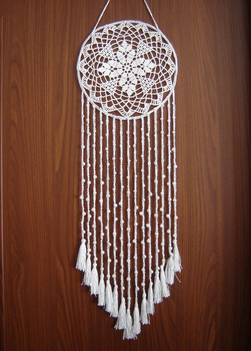 Łapacz snów z ozdobnymi chwościkami