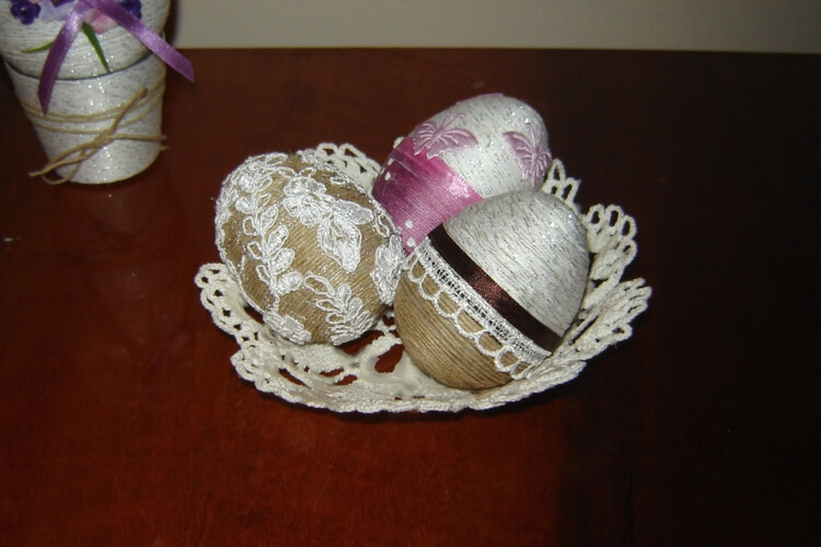 Mała szydełkowa miseczka z ozdobnymi jajkami DIY