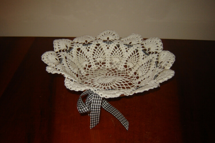 Szydełkowa miseczka z ozdobną tasiemką