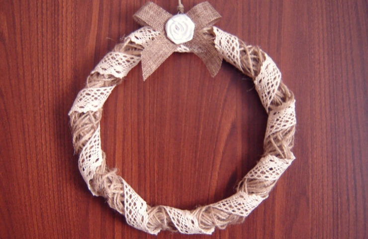 Wianek wielkanocny ze sznurka z koronką