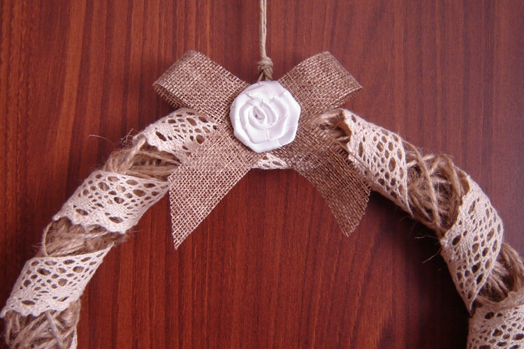 Wianek wielkanocny ze sznurka ozdobiony kokardką