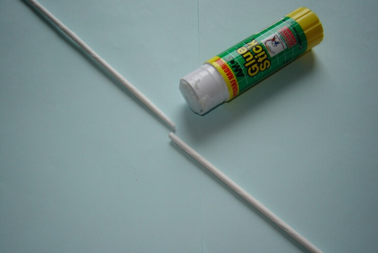 Sklejanie rurek z wikliny papierowej