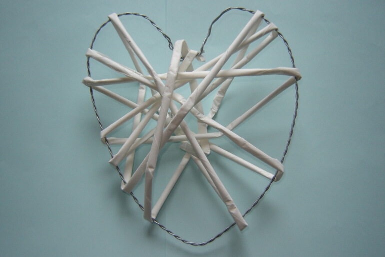 Owijanie rurek wokół serca z drutu
