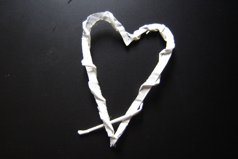 Owijanie serca z kartonu wikliną papierową