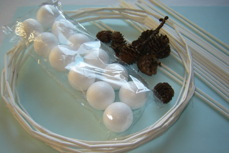 Wianek bożonarodzeniowy z wikliny papierowej - potrzebne materiały