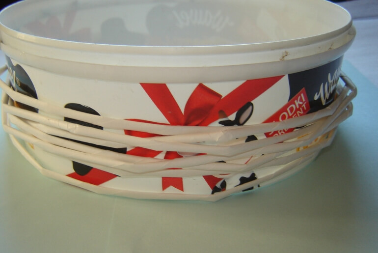 Wianek bożonarodzeniowy z wikliny papierowej - owijanie rurek wokół formy