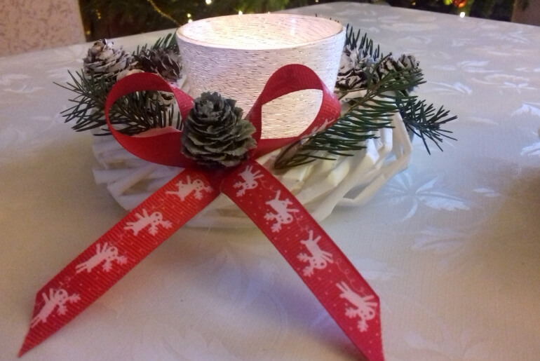 Ozdoba wiklinowa z lampionem w stylu rustykalnym