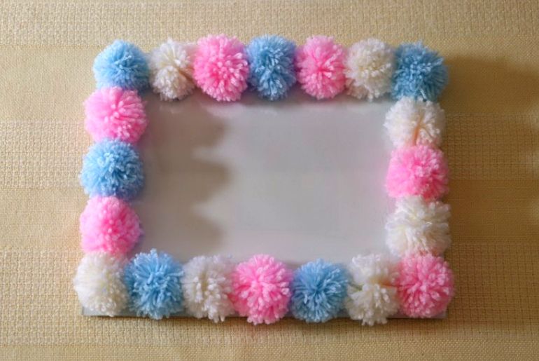 Ramka z kolorowymi pomponami