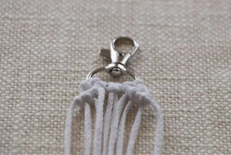 Breloczek do kluczy z makramy - węzeł rypsowy