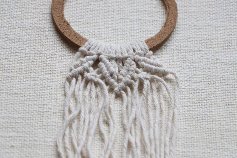Wianek z makramy - wzór z potrójnych węzłów rypsowych