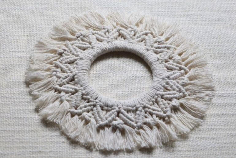 Jasnobeżowy wianek z makramy