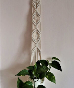 Makramowy kwietnik z minimalistycznym wzorem