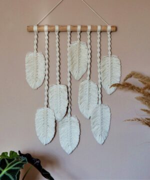 Makrama z piórkami - ecru, 50 cm