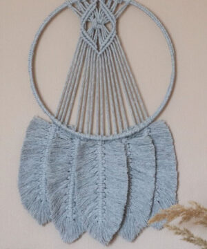 Makramowy łapacz snów z liśćmi