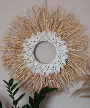 Koło z rafii z makramą.