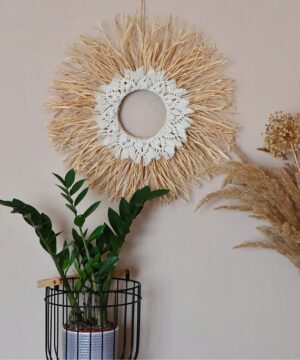 Koło z rafii z makramą.