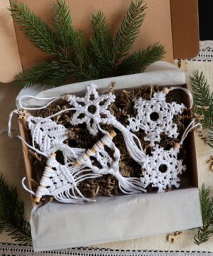 Zawieszki na choinkę z makramy - białe, mix