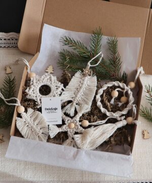 Zestaw sześciu makramowych zawieszek na choinkę w kolorze ecru.