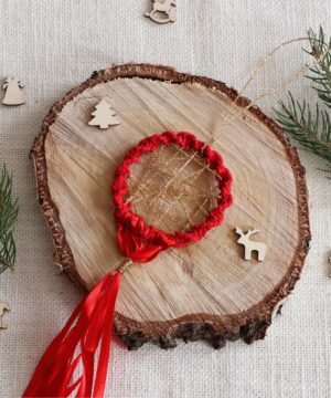 Czerwony mini łapacz snów na choinkę ze złotą nitką.