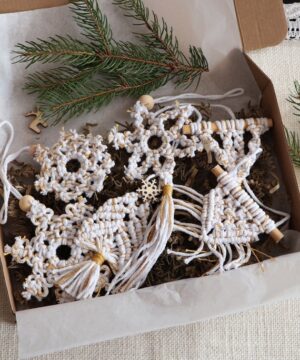 Zawieszki na choinkę z makramy - biało-złote, mix