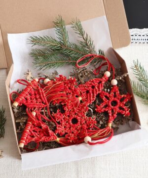 Zawieszki na choinkę z makramy czerwono-złote