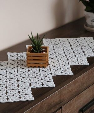 Geometryczny bieżnik szydełkowy 90 cm