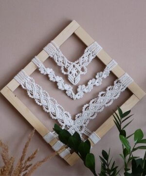 Makrama w drewnianej ramce Floral - naturalna sosna